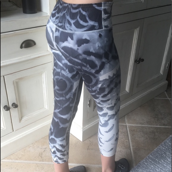 lululemon athletica Pants - Lululemon cropped leggings
